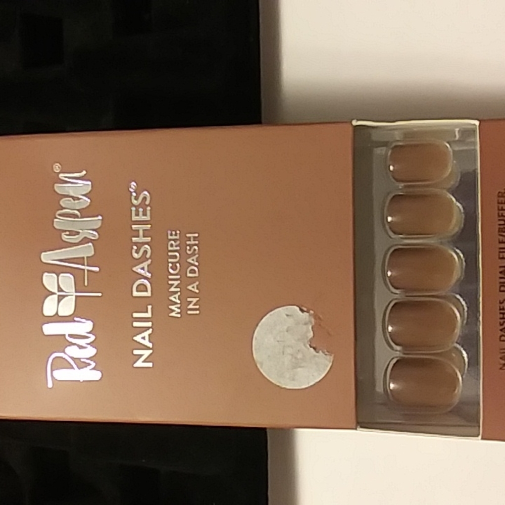 Red aspen nail dashes